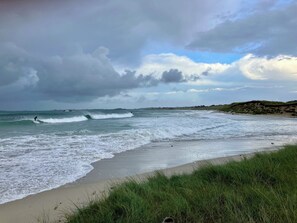 Vlak bij het strand, ligstoelen