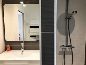 Douche, sèche-cheveux, serviettes fournies, savon
