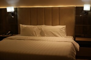 Desk, laptop workspace, free WiFi, bed sheets - The Bridge Hotel (Ibadan)
