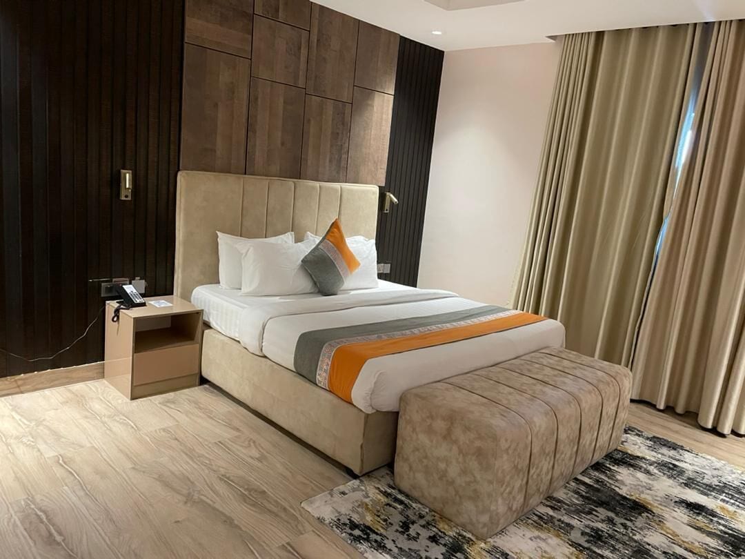 Bridge Executive Suite | Desk, laptop workspace, free WiFi, bed sheets