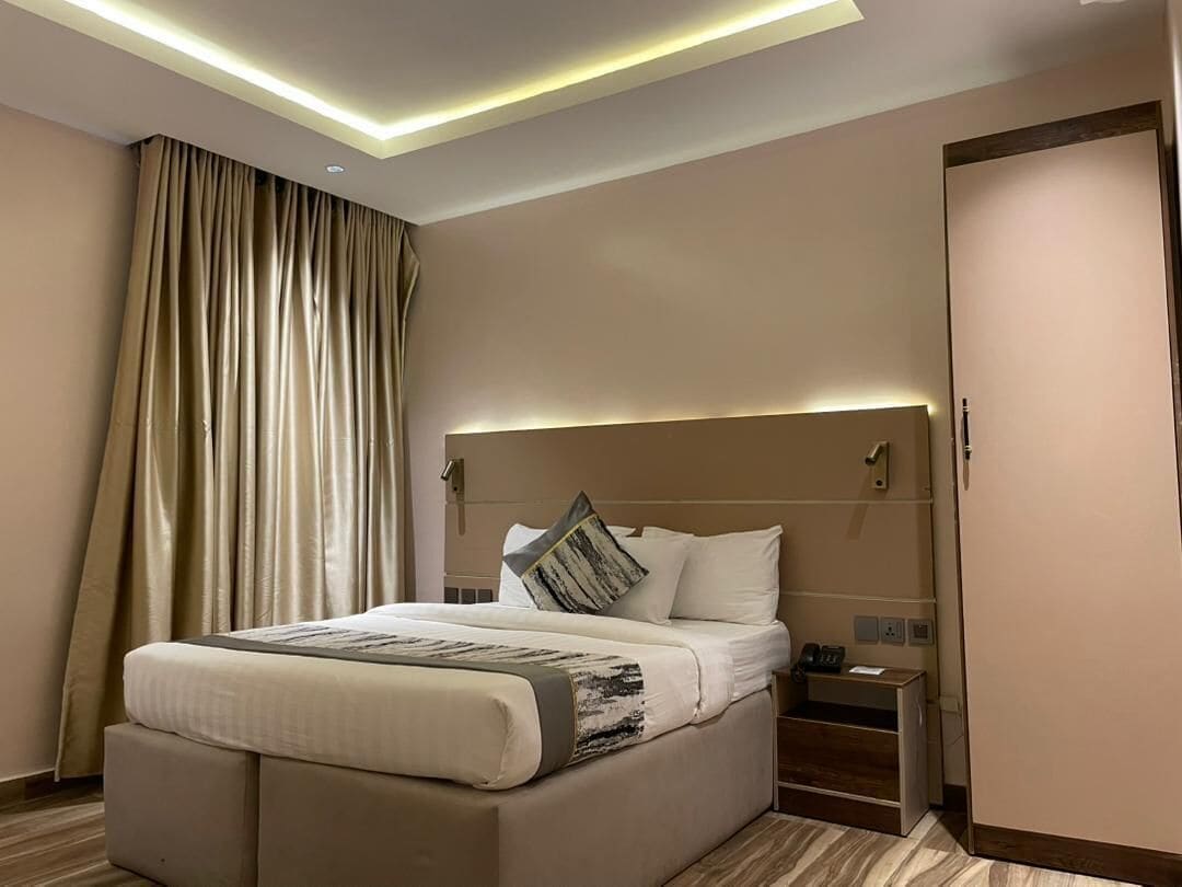 Bridge Classic | Desk, laptop workspace, free WiFi, bed sheets