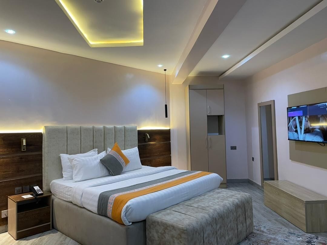 Bridge Balcony Suite | Desk, laptop workspace, free WiFi, bed sheets