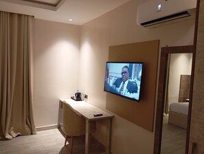 Desk, laptop workspace, free WiFi, bed sheets - The Bridge Hotel (Ibadan)