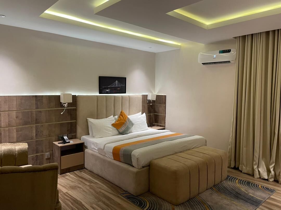 Bridge Executive | Bathroom | Shower, towels, soap, shampoo