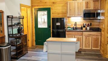 Kühlschrank, Mikrowelle, Herdplatte, Wasserkocher mit Kaffee-/Teezubehör