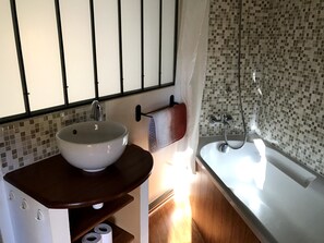Secadora de cabello, toallas, jabón, papel de baño