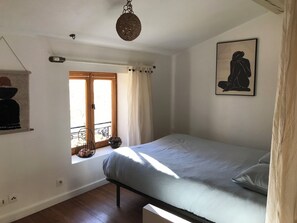 2 habitaciones, tabla de planchar con plancha, wifi y ropa de cama