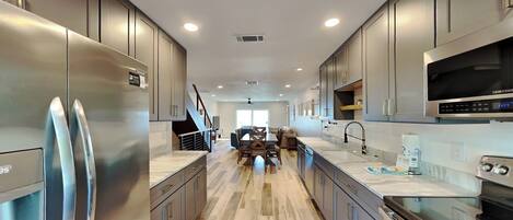 Refrigerador, microondas, horno, placa de cocina