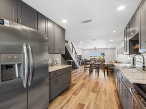 Réfrigérateur, four à micro-ondes, un four, surface de cuisson