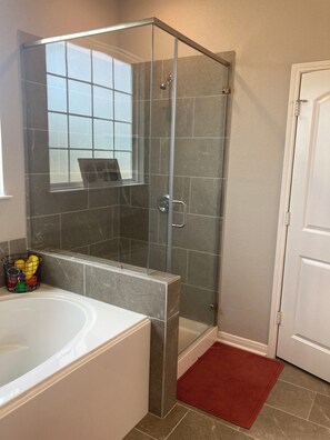 Hair dryer, towels, soap, toilet paper - Spacious 5-bedroom TAMU house in Bryan with WiFi, AC (Bryan)
