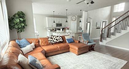 Spacious 5-bedroom TAMU house in Bryan with WiFi, AC