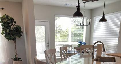 Spacious 5-bedroom TAMU house in Bryan with WiFi, AC