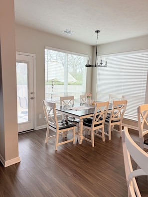 Dining - Spacious 5-bedroom TAMU house in Bryan with WiFi, AC (Bryan)