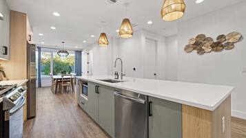 Refrigerador, microondas, horno y parrilla de estufa