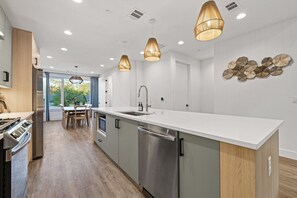 ثلاجة، ميكروويف، فرن، موقد طهي مسطح