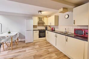 Kühlschrank, Mikrowelle, Ofen, Wasserkocher mit Kaffee-/Teezubehör