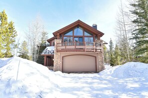 Exterior - Silverbell Mountain Retreat: Luxurious 30+ Night Rental (Frisco)