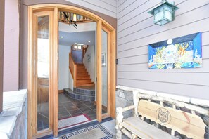 Interior - Silverbell Mountain Retreat: Luxurious 30+ Night Rental (Frisco)