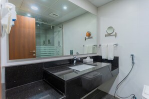 Superior Suite, 1 Double Bed, Kitchenette | Bathroom | Shower, free toiletries, hair dryer, slippers