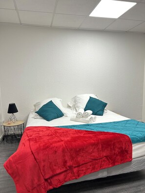 2 bedrooms, desk, iron/ironing board, WiFi