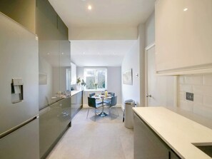 Fridge, microwave, oven, stovetop - Modern Finchley Apartment with Garden (London)