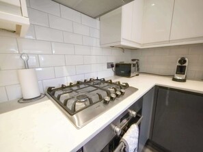 Fridge, microwave, oven, stovetop - Modern Finchley Apartment with Garden (London)