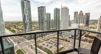 Executive 2BR/2BA Condo+Lakeview- Steps from SQ1