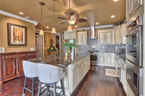 冷蔵庫、電子レンジ、オーブン、コンロ