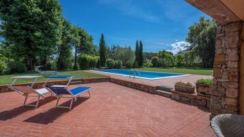 Kolam renang outdoor musiman