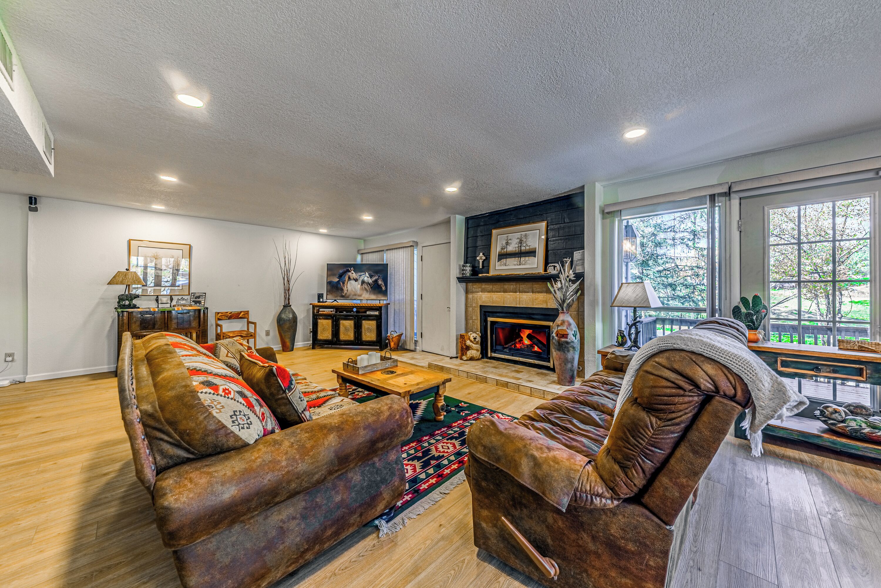 Una Smart TV, una chimenea