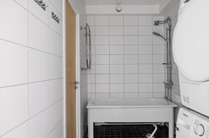 Een haardroger, handdoeken, zeep, toiletpapier