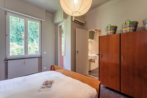 Basic-Apartment, Balkon | 2 Schlafzimmer, Bügeleisen/Bügelbrett