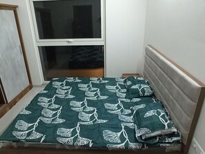 2 habitaciones, caja de seguridad en la habitación y escritorio 
