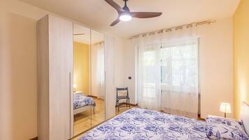 Apartment, Terrasse | 2 Schlafzimmer, Bügeleisen/Bügelbrett, Babybetten, kostenloses WLAN