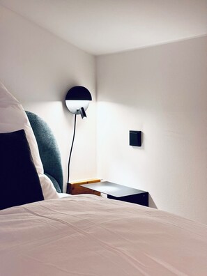 2 bedrooms, desk, WiFi, bed sheets