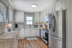 Kylskåp, mikrovågsugn, ugn och spishäll