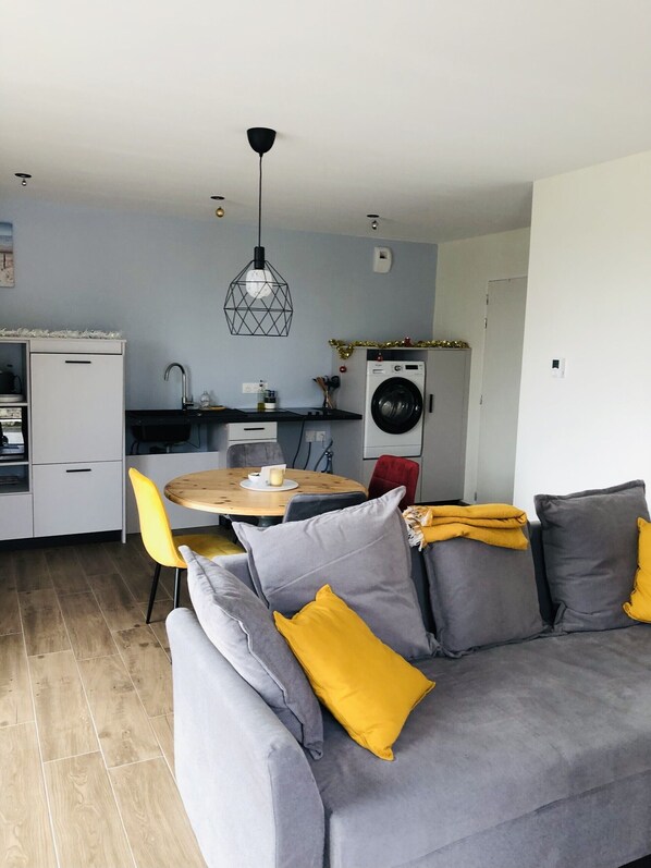 Smart TV, books - 1-bedroom gîte with access to covered, heated swimming pool. 2 steps from the sea (Guissény)