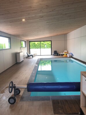 Indoor pool, a heated pool - 1-bedroom gîte with access to covered, heated swimming pool. 2 steps from the sea (Guissény)