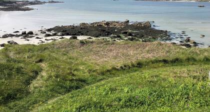 1-bedroom gîte with access to covered, heated swimming pool. 2 steps from the sea