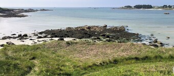Gßte 1 chambre accÚs à la piscine couverte et chauffée. A 2 pas de la mer