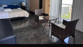 Deluxe Room | Desk, free WiFi