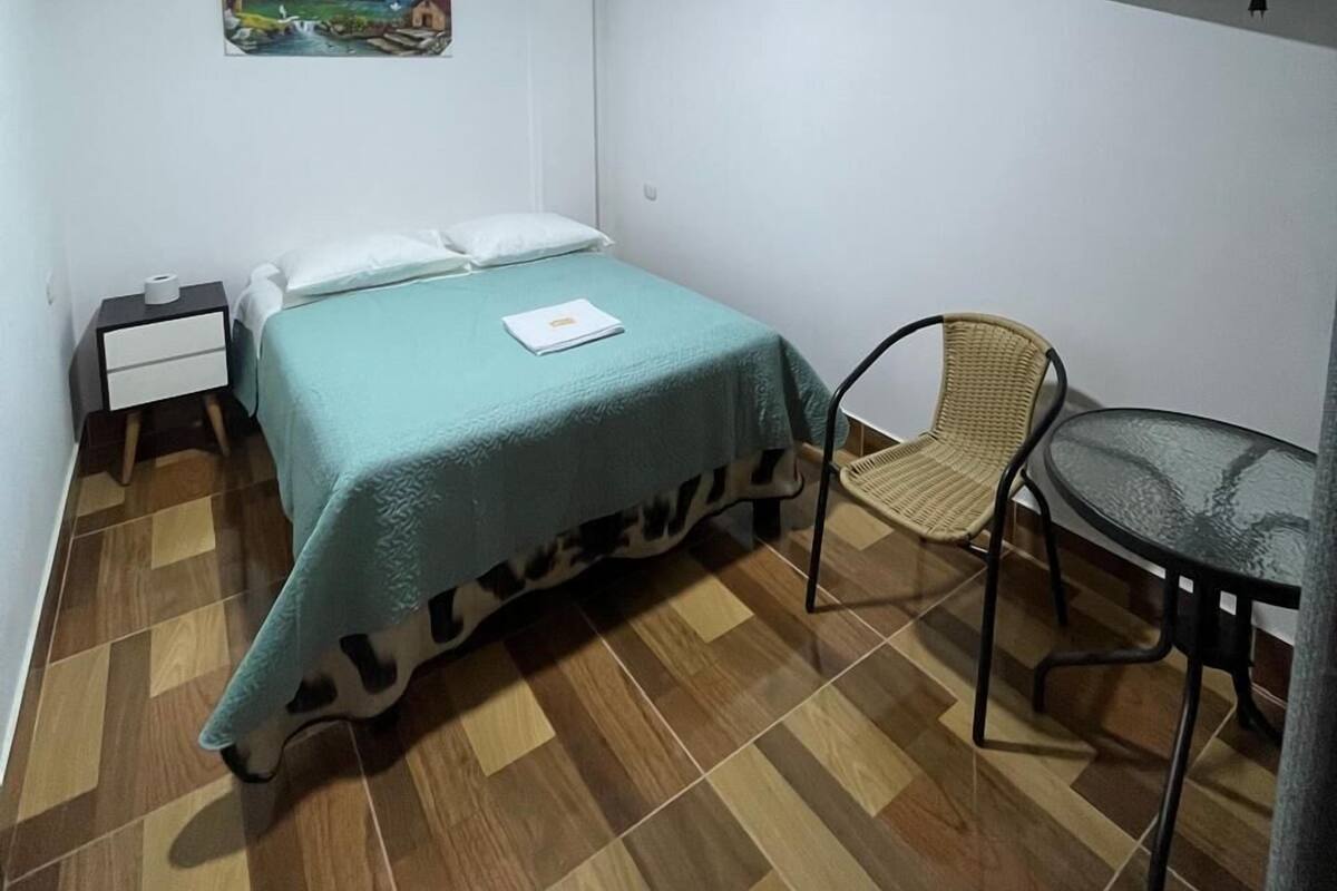 Desk, WiFi (free)