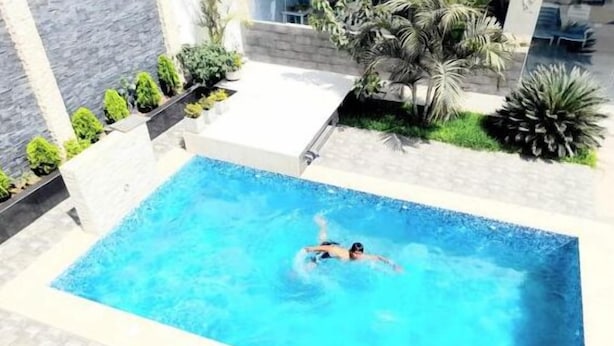 Una piscina al aire libre