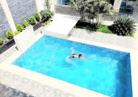 Una piscina al aire libre. Hidden Hotel Chilca