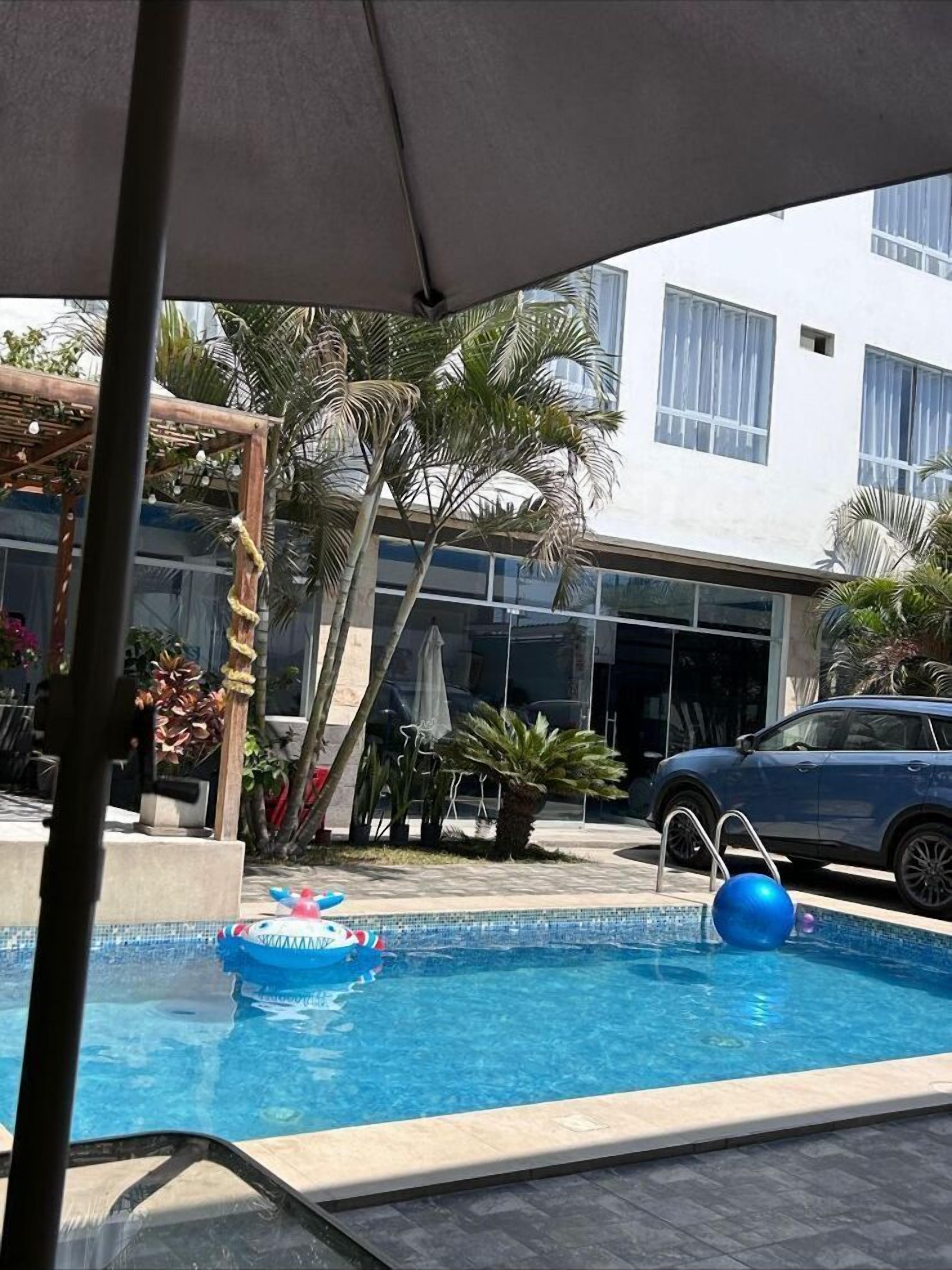 Una piscina al aire libre