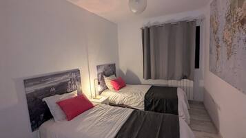 3 slaapkamers, een bureau, een strijkplank/strijkijzer, gratis wifi