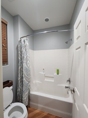 Toallas, jabón, papel de baño 