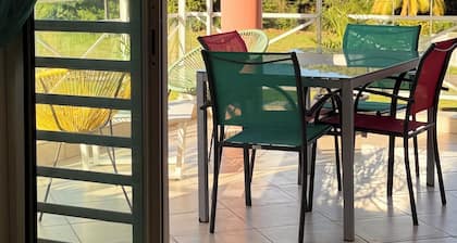 3 minutes walk from the beach and shops.swimming pool and free parking space.