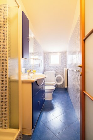 Departamento básico, vista al mar | Baño