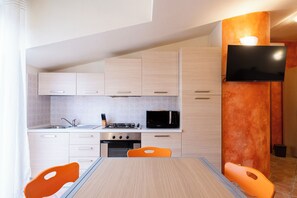 Leilighet – basic, sjøutsikt | Oppholdsområde | En 35-centimeters TV med digitale kanaler